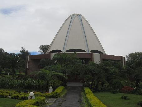 Bahá'í House of Worship in Tiapapata, Samoa. Er gilt als der Muttertempel der Pazifischen Inseln.
Wie gesagt, es war schlechtes Wetter, deswegen kommt das Bild jetzt nicht so fröhlich ´rüber .