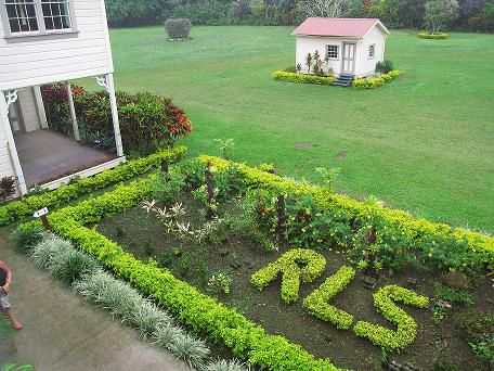 Robert Luis Stevenson, links im Bild ein Teil des Hauses, im Vordergrund der Garten und die nach außen verlagerte Küche (kleines Küchenhaus).