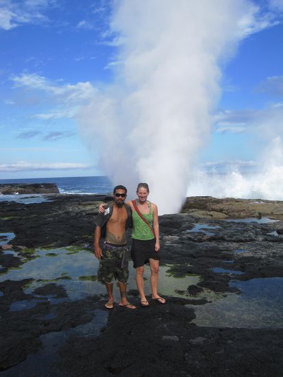 ich mit meinem Taxifahrer, ein typischer Samoaner mit traditioneller Tätowierung, vor den Blowholes
