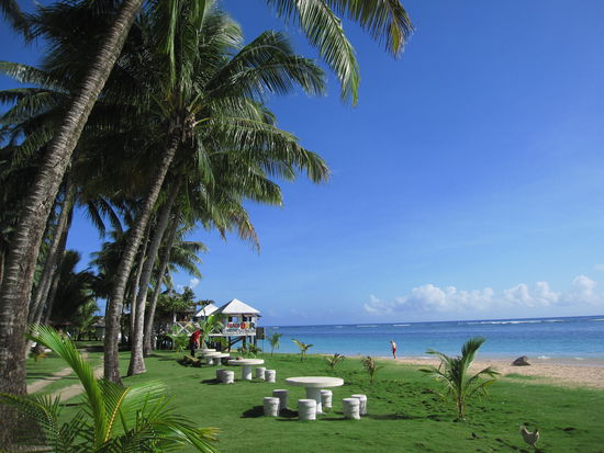 der schöne Strand von Manase mit nettem Grünstreifen