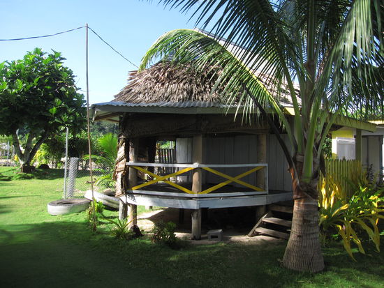 mein Fale...dieses Mal zwar nicht direkt am Strand, aber trotzdem sehr schön! Es war auch nicht ganz so offen, wie man sehen kann 