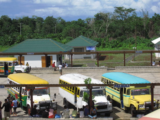 die Busse auf Samoa vor der Markthalle