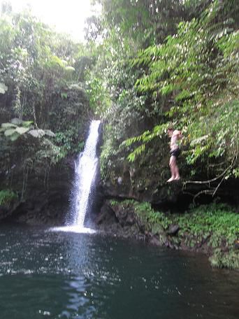 auch hier sprangen wieder einige von höher gelegenen Felsen ist Wasser; ich habe das mal sein gelassen, mir kam das zu gefährlich vor