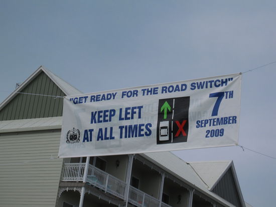 Naja, auf Samoa beschließt man eben einfach mal, die Verkehrsordnung zu ändern und ab demnächst linkst statt wie bisher rechts zu fahren!