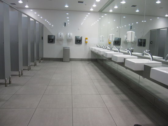 mitten in der Nacht auf dem Flughafen Auckland...ja, so sauber sind in Neuseeland sogar die Toiletten im Flughafen...nach einem fast zwei wöchigen Aufenthalt auf Samao fällt mir dies wieder sofort ins Auge!