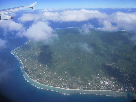 Anflug auf die Hauptinsel der Cook Inseln "Hallo Rarotonga"