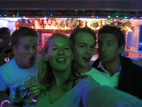 Party auf Rarotonga...Annette mit "ihren" Jungs