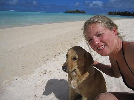 süßer Hund,oder? Am Muri Beach laufen einfach immer ganz viele Herrenlose Hunde umher und genießen so wie wir das Strandleben