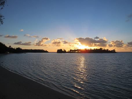 dies ist ein Sonnenaufgang am Muri Beach (nein, ich bin nicht so lange wach geblieben, ich bin einfach nur ein wenig früher aufgestanden...danach allerdings auch wieder ins Bett gegangen ).