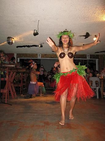 und extrem sexy gekleidete Frauen (bin ich froh, dass diese Kokosnussschalen bei uns nicht "in" sind )