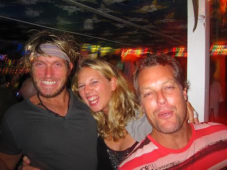 Feiern mit den Jungs ... na gut, dass ich auf dem Foto nicht so fertig aussehe, wie die anderen beiden