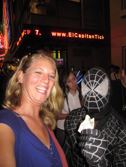 vor dem Chinese Theatre stehen immer nette Filmfiguren...eigentlich nehmen die immer Geld, wenn man Fotos mit ihnen machen möchte...ich hatte da aber keine Lust zu...hihi....hab einfach das Foto gemacht und bin dann abgehauen  Ätsch!