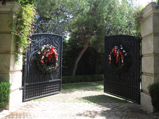 und das ist das Tor zu Michael Jacksons Grundstück, das extra für geöffnet wurde