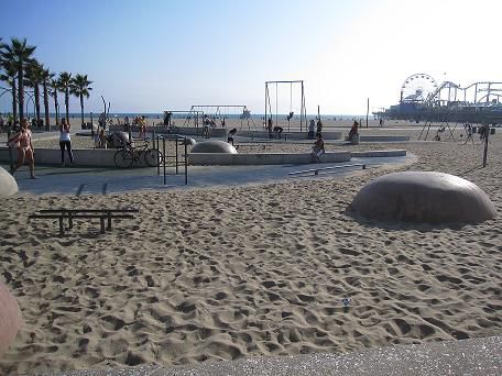 lustige Muskeltrainingsgeräte am St. Monica Beach