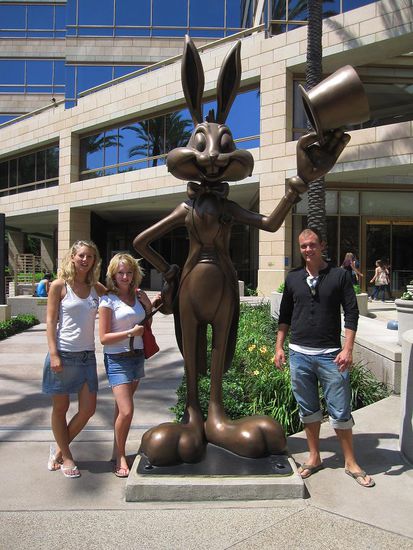 wir zusammen mit Bugs Bunny vor den Studios von Warner Brothers Movie World