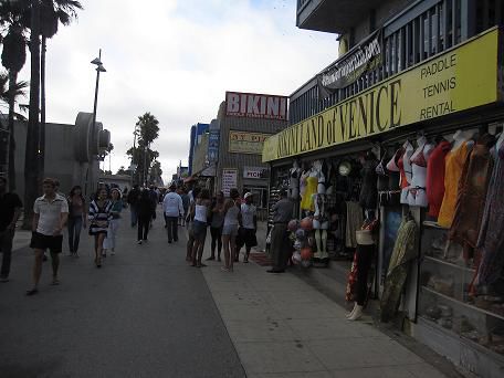 Venice Beach...die am Strand langlaufende Straße