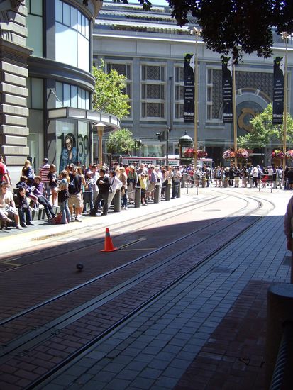 man beachte die Touristenmassen, die auf die Straßenbahn warten