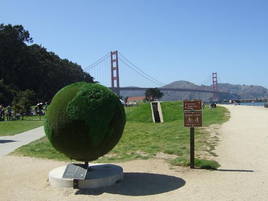 die Weltkugel vor der Golden Gate Bridge...passt einfach super zum Ende meiner Reise