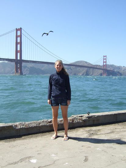 Annette vor der Golden Gate Bridge...lustiges Outfit irgendwie, oder? Es war serh sonnig und auch warm, aber der Wind war wirklich kalt...brrr.