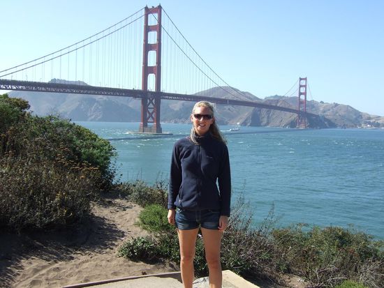und noch einmal: Annette vor der Golden Gate Bridge
