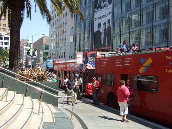 die typischen Touristenbusse, die es in den meisten bekannten Großstädten meiner Reise gab...immr rot, immer gut zu erkennen und hier in San Francisco sogar gleich mehrmals vorhanden 