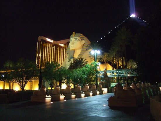 The Luxor...mein Nachbarhotel mit der typischen Sphinx und der Pyramide
