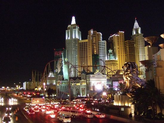 "The Strip" by Night, das Hotel New York, New York im Hintergrund, davor die Achterbahn und die Freiheitsstatur