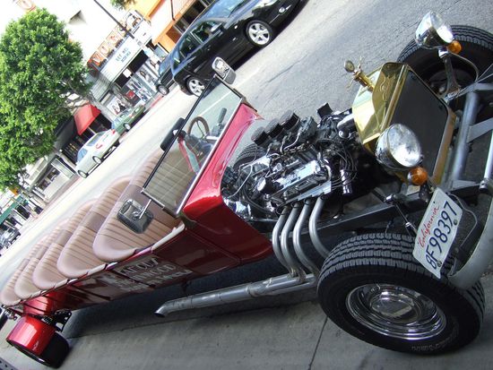 verrückte Autos am Hollywood Boulevard (Walk of Fame)