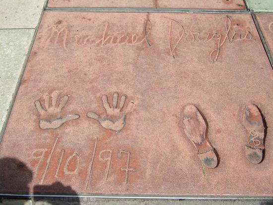 Am Chinese Theatre haben sich die Prominenten mit Fuß-und Händeabdrücken verewigt..hier Michael Douglas im Jahre 1997.