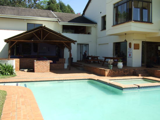 Schwimmbad und Bar des Swaziland Backpackers