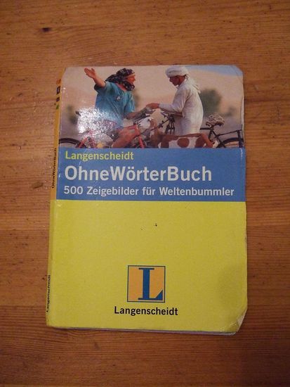 mein "OhneWörterBuch", das zwar bei anderen Reisenden immer wieder gut ankam, das aber an für sich nutzlos war, denn ich war in keinem Land, in dem ich nicht mit Englisch klar kam