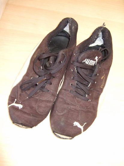 meine Sneakers, absolut brauchbar, würde niemals ohne reisen...hatte bereits ein Paar, das ich aus Deutschland mit auf Reisen genommen hatte, verbraucht und dann diese auf der Kao San Road in Bangkok gekauft. Als ich wieder zu Hause war, wanderten auch sie - bei dem Zustand! - allerdings auch gleich in den Müll 