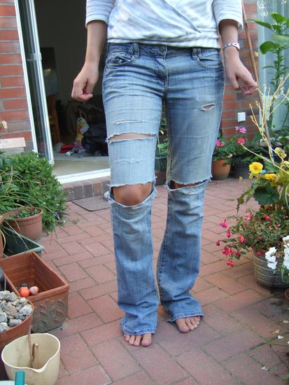 meine Jeans, mein absolutes Lieblingsstück!Gestartet bin ich natürlich mit einer heilen Jeans. Mein Tipp war, dass sie als erstes im Gesäßbereich reißt, doch dort ist sie immer noch heile. Im Laufe der Reise ist sie immer mal wieder an verschiedenen Stellen aufgerissen und jetzt sieht sie eben so aus! Und nein, ich habe nicht nachgeholfen!
Andere Backpacker haben - so wie ich - diese Hose total geliebt!