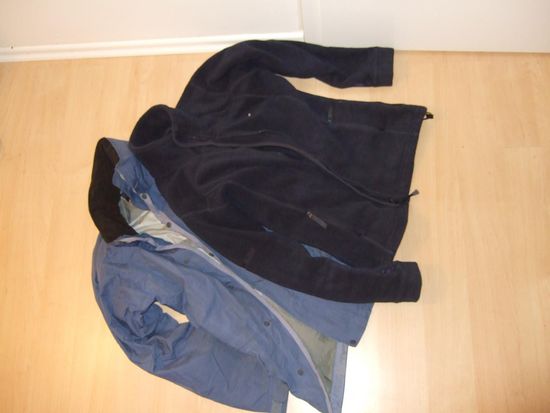 meine Outdoorjacke-Zip-Fleecejackenkombination, sehr teuer in der Anschaffung, bewährte sich aber voll und ganz. Ich war so froh, dass ich sie hatte!
Genutzt in Afrika, im Norden Vietnams, in Australien und in Neuseeland