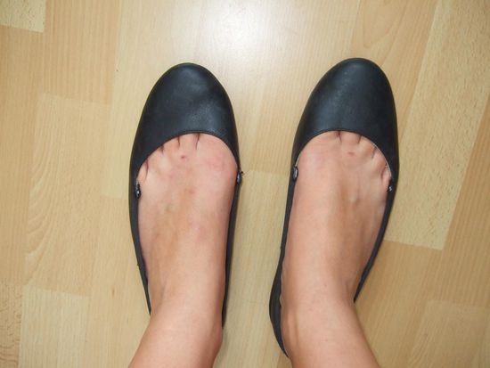 meine schwarzen schlichten Ballerinas...ich würde nicht wieder drauf verzichten wollen. Sie waren zwar auch manchmal längere Zeit im Rucksack versteckt, doch sie waren leicht und nahmen kaum Platz weg. Ein absolutes "Must-have" zum Abends weggehen. Gebraucht z.B. in Singapur, beim Pferderennen in Australien, in den Clubs in Las Vegas und Los Angeles.