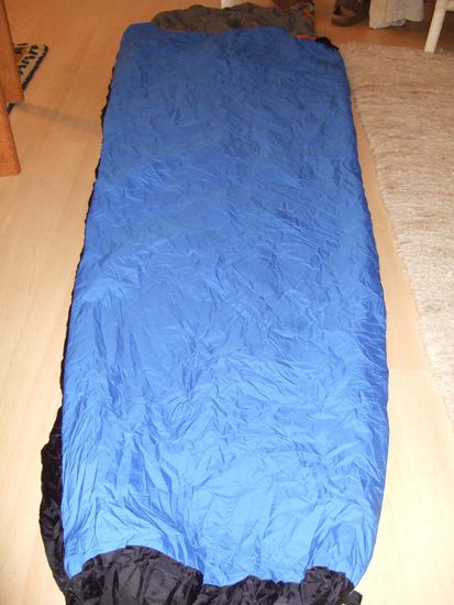 und ausgepackt sieht er dann so aus: so gemütlich!
Gebraucht für kühlere Nächte in Asien und auf Rarotonga, für Busfahrten, für dreckig aussehende Betten!