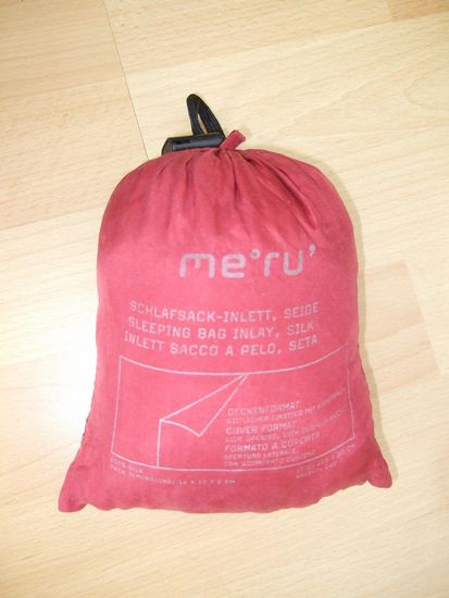 mein Inlet aus Seide!super klein, leicht und einfach unverzichtbar!
Nötig für das Schlafen in Asien und auf Samoa!