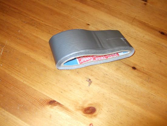 mein mit der Hand zu zerreißendes Klebeband; es hat mir das ein oder andere Mal sehr geholfen: zum Zukleben meines Lochs im Rucksack, das mir die Ratte in Thailand hereingebissen hatte, zum Schließen verschiedener Verpackungen, zum Flicken von Moskitonetzen. Einfach super!