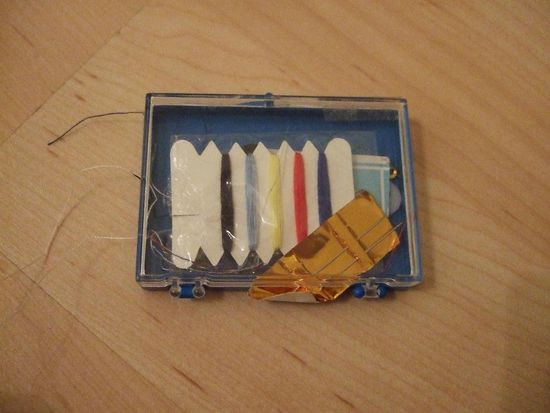 meine Nähutensilien; sie wurden mir ursprünglich nur als kleiner Scherz mitgegeben, doch es zeigte sich ihre Nützlichkeit; ein kleines Nähgarn und eine Nadel sollte man immer dabei haben!
