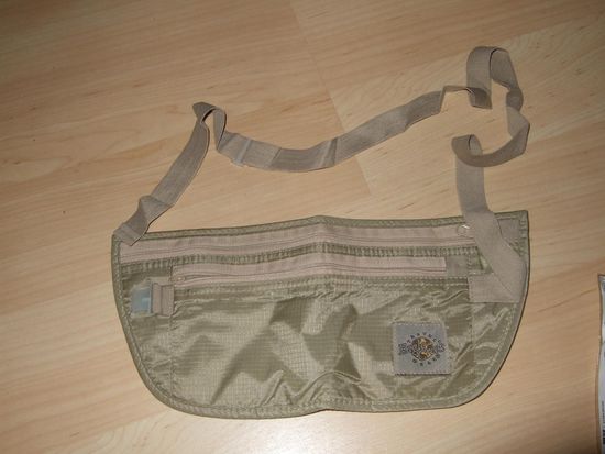 meine Geldtasche; unverzichtbar in Afrika, damit nicht jeder gleich sieht, was man alles dabei hat; später nicht mehr im Einsatz, da ich meine absolut tolle Reisehose mit den ganz vielen Taschen hatte!