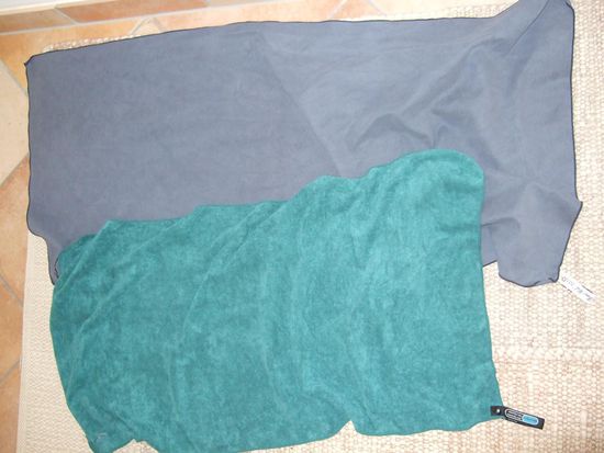 meine zwei Travelhandtücher, das graue habe ich von zu Hause mitgenommen, die  kleine Variante davon habe ich verloren und mir dann das grüne in Australien gekauft (funktionierte aber lange nicht so gut, wie das aus Deutschland!)