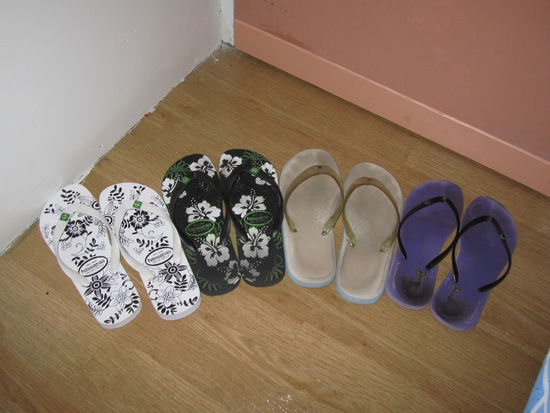 meine FlipFlops, ich hatte insgesamt fünf Paare (ein Paar fehlt auf dem Foto), zwei Paare habe ich aus Deutschland mitgenommen, wovon ich das eine (das dritte von links) irgendwann weggeschmissen habe, weil es mir nicht gefiel, alle anderen drei sind irgendwann mal kaputt gegangen. Die FlipFlops, die ich am längsten getragen habe, sind die schwarzen (zweites Paar von links). Die weissen ganz links waren zum Schluss die einzigen, die übrig geblieben sind .