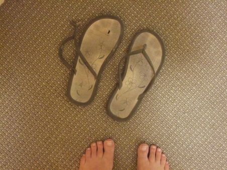 erstes Paar Flip Flops, hier kaputtgegangen in Singapur