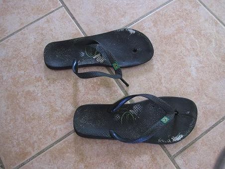 letztes Paar Flip Flops, hier kaputtgegangen auf Rarotonga, cook Islands (fällt Euch auch auf, dass beide Paare jeweils am linken Schuh den Geist aufgegeben haben? )