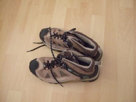 ob sinnvoll oder nicht sinnvoll, ich kann mich ehrlich gesagt nicht entscheiden...meine Wanderschuhe!
Sie waren relativ schwer und nahmen viel Platz weg, aber ich habe sie auch das ein oder andere Mal genutzt und nicht missen wollen, dennoch, ob sich da das ganze Herumgeschleppe gelohnt hat?
Wie gesagt, bis heute, wüsste ich nicht, ob ich sie noch einmal mitnehmen würde.