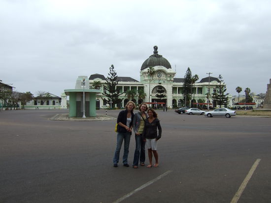 wir drei Maedels vor dem Bahnhof in Maputo
(Erik war der Fotograf)