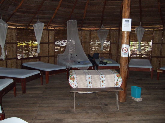 mein Dormzimmer
(man beachte mein total geflicktes Moskitonetz; ich habe dann spaeter mein eigenes Netz genutzt)