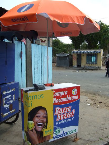 dies sind uebrigens die oeffentlichen Telefon"zellen" in Mosambik