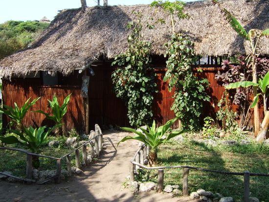 auf dem Weg zu den Sanitaeranlagen (Waschbecken, WC, Dusche)