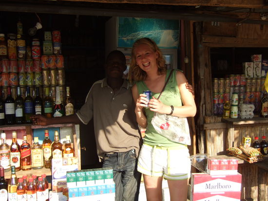 mein Lebensmittelverkaeufer und ich in Tofo 
(irgendwie ist er zu dunkel  )